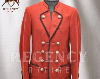 Könnte beinhalten: Eine rote, zweireihige Jacke mit schwarzem Besatz und silbernen Knöpfen. Die Jacke hat einen Stehkragen und eine einzelne Tasche auf jeder Seite. Der Text "REGENCY ATTIRE" ist auf dem Bild zu sehen.