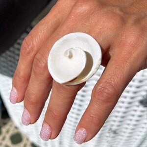 Anello a spirale di conchiglia bianca