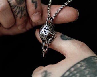 Collar con colgante de calavera de cuervo plateado detallado: Joyería Steampunk de acero inoxidable
