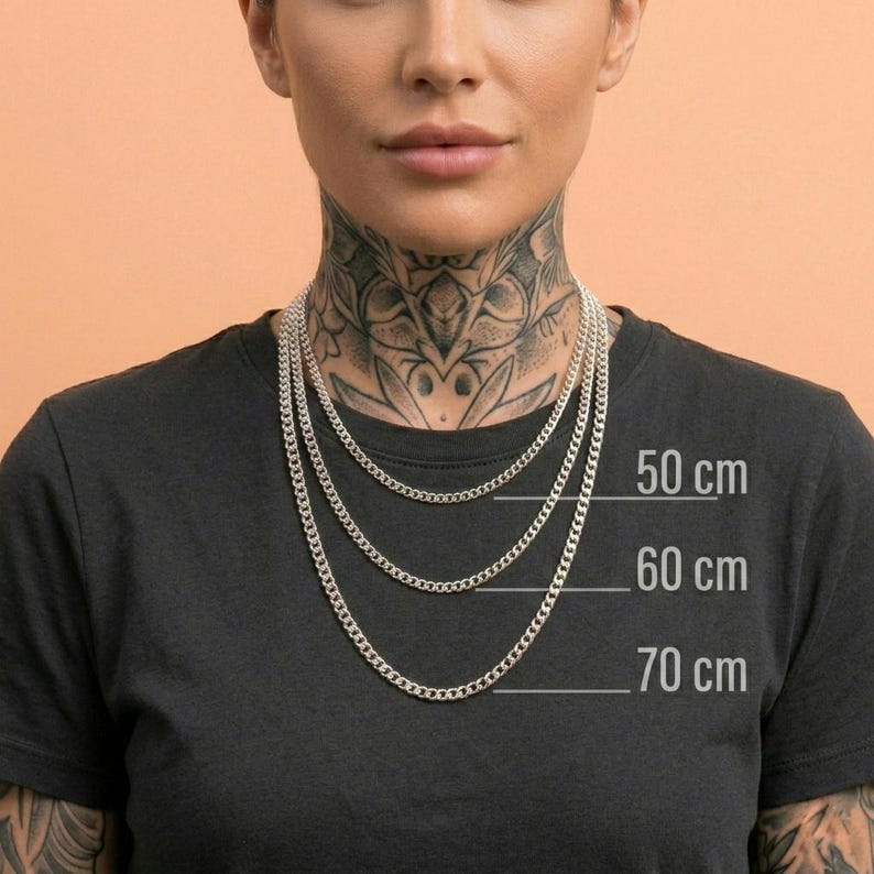Pode incluir: S&atilde;o exibidas tr&ecirc;s correntes de prata de diferentes comprimentos, 50 cm, 60 cm e 70 cm. As correntes s&atilde;o usadas por uma pessoa que veste uma camiseta preta. A imagem inclui as medidas de cada corrente.
