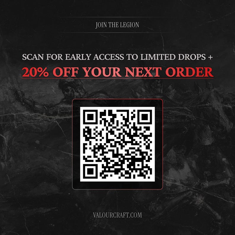 Pode incluir: Fundo escuro e texturizado com o texto "JOIN THE LEGION" e "SCAN FOR EARLY ACCESS TO LIMITED DROPS + 20% OFF YOUR NEXT ORDER." Um c&oacute;digo QR est&aacute; no centro. O endere&ccedil;o do site &eacute;: VALOURCRAFT.COM.