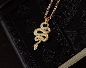 Colar com Pingente de Serpente Dourada Enrolada: Joia Gótica em Aço Inoxidável com Serpente