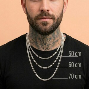 Pode incluir: S&atilde;o exibidas tr&ecirc;s correntes de prata com 50 cm, 60 cm e 70 cm de comprimento. As correntes s&atilde;o mostradas contra uma camisa preta. A imagem inclui medidas em cent&iacute;metros.