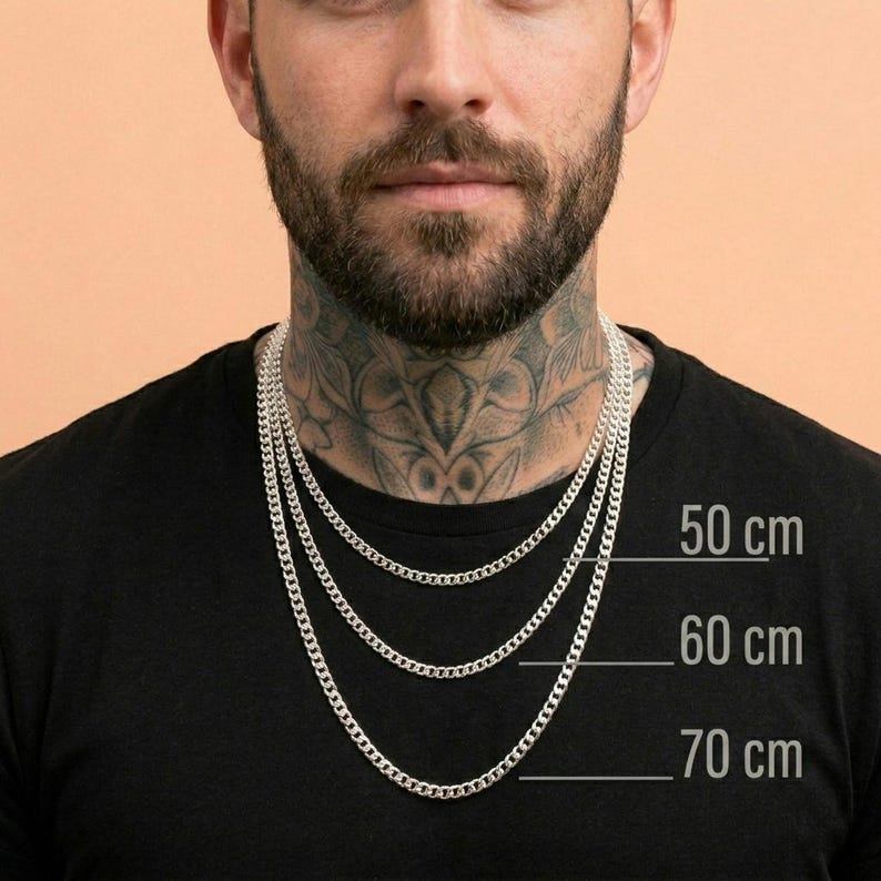 Pode incluir: S&atilde;o exibidas tr&ecirc;s correntes de prata com 50 cm, 60 cm e 70 cm de comprimento. As correntes s&atilde;o mostradas contra uma camisa preta. A imagem inclui medidas em cent&iacute;metros.
