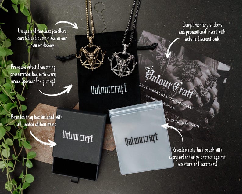 Pode incluir: Dois colares com pingente com um design de pentagrama e cabe&ccedil;a de bode, um dourado e outro prateado, apresentados com uma bolsa de veludo preta, uma caixa de marca e um encarte promocional. A marca "Valourcraft" &eacute; vis&iacute;vel.