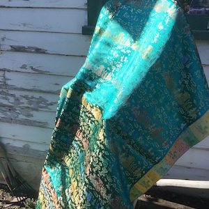 Seide Vtg Brokat Grün oder Blaugrün je nach Licht; 3 Plus Meter 45 Zoll Breit; Jacquard asiatische Pferdekutschen; Ungereinigt aber Prachtvoll