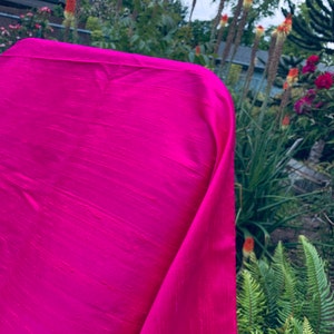 Magenta Raw Silk to duży jard o wymiarach 42 cali i szerokości 74 cali; wspaniały kawałek; sprawdź moją sesję zdjęciową w ogrodzie i wideo