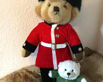 Harrods Merrythought Queens Foot Guard Bär mit Stoffetikett an der Fußsohle; Kleiner weißer Harrods Bärenbegleiter