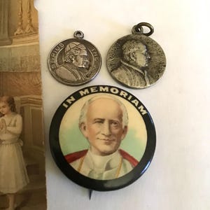 Lote de História dos Papas; Antiguidade Vtg; Broche de Leão XIII; Medalhas de Pio X e Pio XI; Cartão Sagrado Francês de Pio X como encontrado; Mortes em 1903, 1914 e 1939