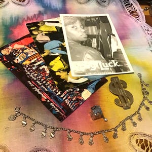Bracciale Sterling Dollar Signs parte del lotto Lady Luck Casino, prezzo in calo; ciondolo Slots; RPPC of Gambler; cartoline colorate; fermasoldi