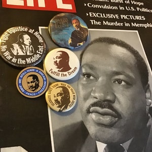 Zestaw 5 guzików MLK Vintage i powiązane pamiątki; wycinki z magazynu „Life”; karykatura polityczna; z majątku Jamesa Jacobsona