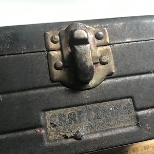 Ancienne boîte à outils miniature marquée par un artisan : baisse de prix ; Peut être un échantillon promotionnel ou non ; Cadeau unique pour papa