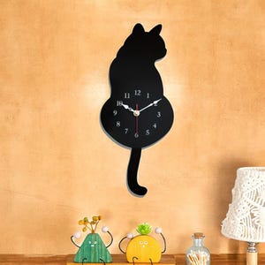 黒猫の揺れる壁掛け時計 | しっぽが動く猫の時計 | 猫好きの方へのユニークなギフト | リビングルームや寝室に遊び心のある装飾、彼女へのギフト