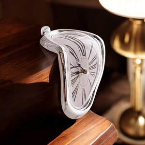 Orologio da parete surreale che si scioglie / Argento o nero per decorazioni artistiche per la casa / Ispirato a Salvador Dalí / Orologio decorativo deformato in oro
