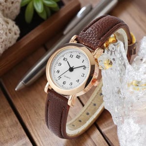 Montre pour femme avec bracelet en cuir - Montre classique pour femme avec chiffre romain - Montre-bracelet raffinée - Montre marron pour elle - Élégante montre-bracelet rétro