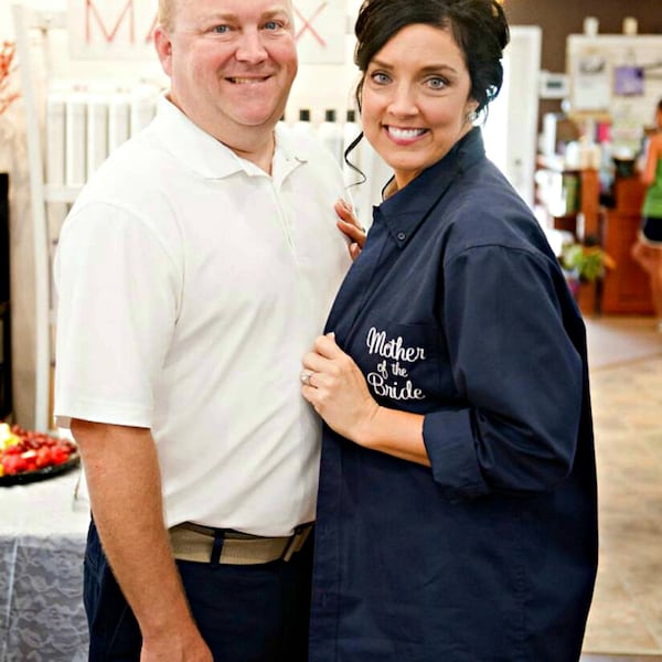 Chemise mère de la mariée, cadeau mère du marié, chemise monogramme, chemise de mariée, chemise boutonnée, cadeau de demoiselle d'honneur, préparation