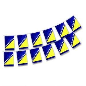 Könnte beinhalten: Eine Wimpelkette mit rechteckigen Flaggen, die das Nationalbanner von Bosnien und Herzegowina zeigen, bestehend aus einem blauen Feld mit einem gelben Dreieck und einer diagonalen Reihe weißer fünfzackiger Sterne an einer weißen Schnur.