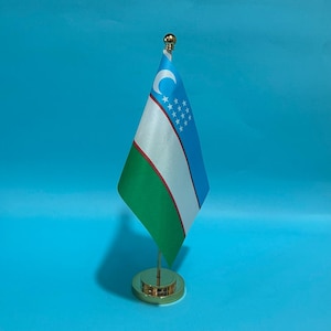 Bandera de escritorio de Uzbekistán con soporte / Mini bandera de mesa de Uzbekistán de 14 x 21 cm