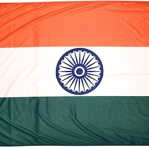 Pode incluir: Uma bandeira indiana com três faixas horizontais: açafrão, branco e verde. A faixa branca apresenta uma roda azul com 24 raios no centro.
