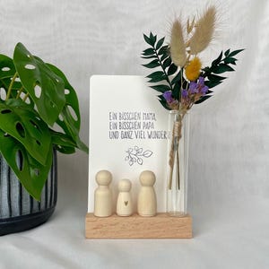 Holzfiguren Familie personalisiert als Geschenk zur Geburt auf Kartenhalter | Familienbild