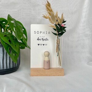 Namens Karte zum Geburtstag mit Holzfigur auf Kartenhalter und Trockenblumen | Geschenk für Familie