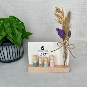Holzfiguren Familienbild personalisiert auf Kartenhalter mit Trockenblumen in Vase als Wohndekoration