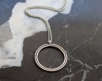 Collier circulaire polyvalent de tous les jours, fait à la main à partir de deux cerceaux concentriques en argent sterling, superbe seul ou superposé - "Relic Circle Necklace"