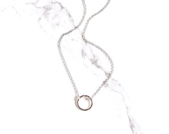 Collier ras de cou de tous les jours en argent martelé simple à porter seul ou avec une chaîne patinée en couches - « Collier simple cercle classique en sterling petite »