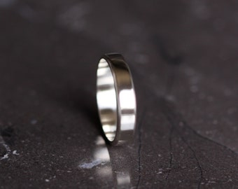 Anillo solitario minimalista de plata de ley, perfecto para combinar con otros anillos o como anillo para el día a día. Diseño sencillo y dulce: "Anillo Blanca".
