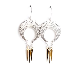 Orecchini in argento sterling a forma di mezzaluna con motivo geometrico e un trio di lance in ottone penzolanti per contrasto e colore - "Samira Earrings"