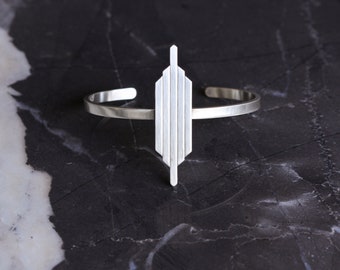 Poignet de bracelet géométrique audacieux, un design moderne et global construit en argent recyclé épais et robuste - « Zahara Cuff »