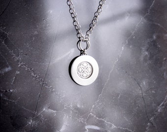 Collier en argent distinctif, motif à double cercle entrelacé encadré avec couche extérieure mate, idéal pour superposer - « Collier amulette »