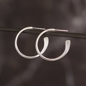 Orecchini a cerchio classici per tutti i giorni realizzati a mano in robusto filo d'argento con estremità martellate per un look moderno ed elegante Hammered Tail Hoops small immagine 6