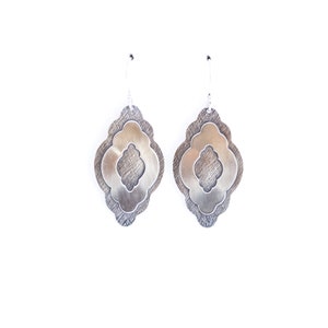 Pode incluir: Um par de brincos prateados com um design em camadas. Cada brinco apresenta uma camada externa texturizada em prata mais escura, emoldurando uma camada interna lisa em prata mais clara. Os brincos s&atilde;o do estilo pendurado com fecho de gancho.
