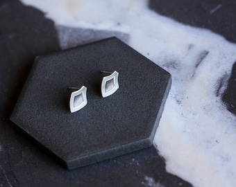 Boucles d'oreilles uniques en argent en forme d'arche, clous d'oreilles avant-gardistes en argent sterling qui se démarquent et faciles à porter - « Amira Studs »