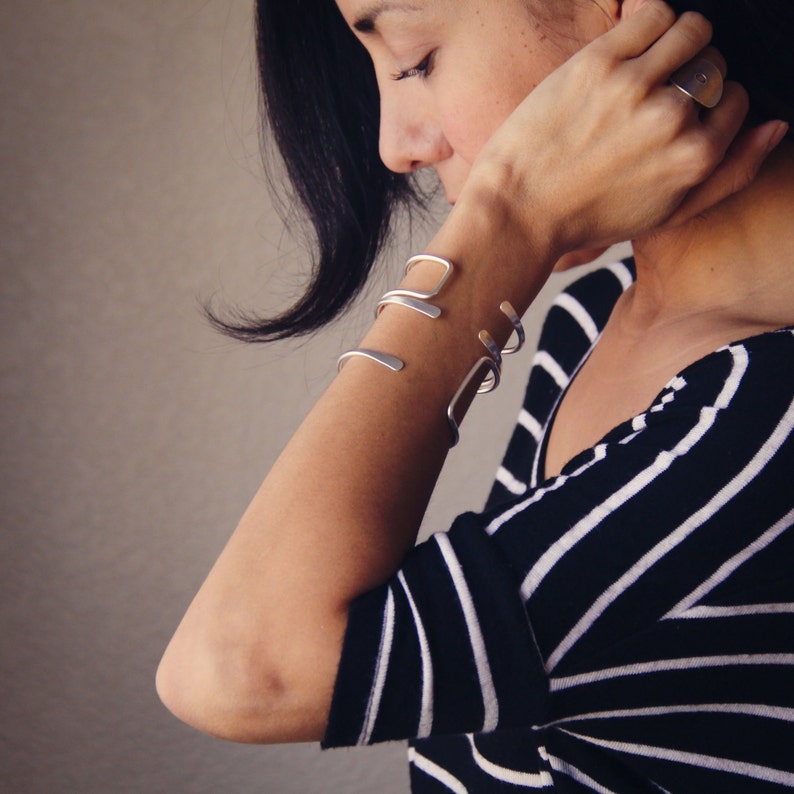 Silver wire cuff, streamlined sterling silver bracelet handmade of sturdy wire formed into a prong shape Small Hammered Tail Cuff image 2