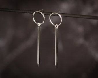 Boucles d'oreilles pendantes en argent sterling légères et petites, minimalistes, design moderne et épuré facile à porter - "Spear Studs"