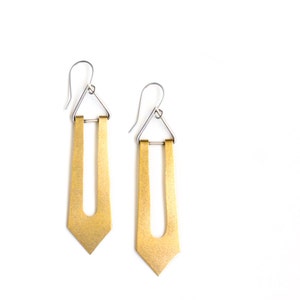 Varma örhängen i gyllene mässing och sterlingsilver inspirerade av marockanska mönster och former, en exotisk men modern design - "Soukaina örhängen"