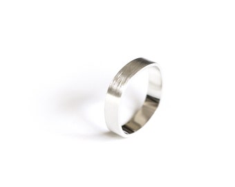 Anillo moderno, ecológico y reciclado de plata esterlina con forma cuadrada y acabado cepillado y brillante, ideal para mujeres y hombres: "Anillo Dualidad Pequeño".