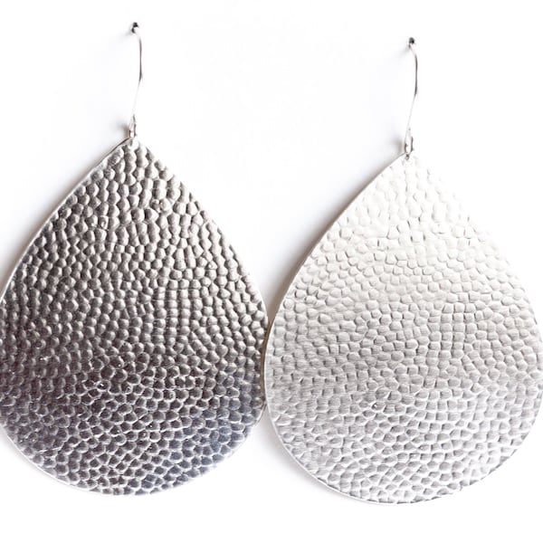 Große und auffällige Ohrringe aus Sterlingsilber mit gehämmerter Blasenstruktur in eleganter Tropfenform – „Große Juno-Ohrringe – Silber“