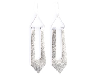Longues boucles d'oreilles en argent inspirées des motifs et des formes marocaines avec une touche moderne pour créer un design amusant au quotidien - "Boucles d'oreilles Silver Soukaina"