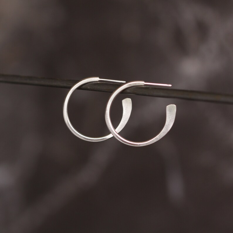 Orecchini a cerchio classici per tutti i giorni realizzati a mano in robusto filo d'argento con estremità martellate per un look moderno ed elegante Hammered Tail Hoops small immagine 3