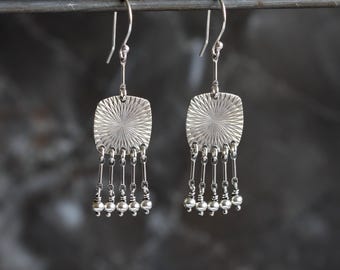 Pendientes únicos de plata de ley con flecos de barra y cuentas, estilo bohemio, diseño ligero con mucho movimiento: "Pendientes Tucana Fringe".