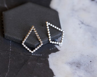 Clous d'oreilles en argent sterling minimalistes et avant-gardistes de forme géométrique en fil de fer perlé aplati, à la mode et modernes - « Ursa Studs »