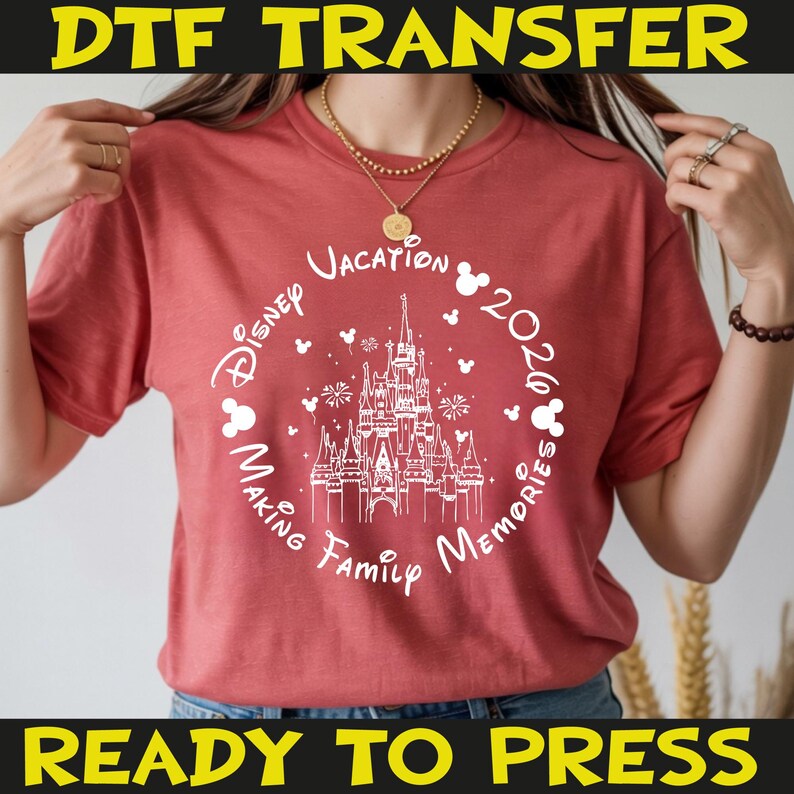 K&ouml;nnte beinhalten: Ein rotes T-Shirt mit einer wei&szlig;en Grafik, die ein Schloss, Mickey Mouse-Silhouetten und die Worte "Disney Vacation 2024 Making Family Memories" zeigt. Die Texte "DTF TRANSFER" und "READY TO PRESS" sind ebenfalls sichtbar.