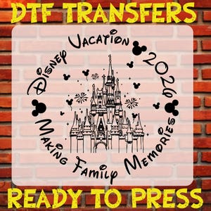 K&ouml;nnte beinhalten: Ein DTF-Transferdesign mit einer Schwarz-Wei&szlig;-Illustration eines Schlosses, umgeben von dem Text "Disney Vacation 2024 Making Family Memories". Das Design enth&auml;lt Mickey Mouse Silhouetten und Feuerwerk.