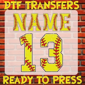 Peut inclure: Transfert thermocollant à thème de softball jaune et rouge avec le texte "NAME" et le numéro "13". Le transfert est prêt à être pressé sur le tissu.