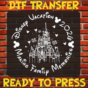 K&ouml;nnte beinhalten: Ein DTF-Transferdesign mit einer wei&szlig;en Illustration eines Schlosses und Feuerwerk, umgeben von dem Text "Disney Vacation 2020 Making Family Memories". Das Design befindet sich auf einem dunkelbraunen Hintergrund mit den gelben W&ouml;rtern "DTF TRANSFER" und "READY TO PRESS".
