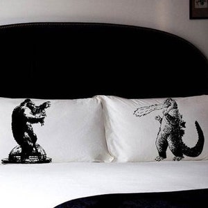 2 PILLOW FIGHTING Godzilla vs King Kong pillowcases fight japan film vintage fiction UNIQUE pulp Black room decor fan art pillow case New