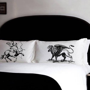 Ensemble de taies d'oreiller Centaure vs Griffin, mythologie grecque, taies d'oreiller, taies d'oreiller monstres, cadeau pour chambre de garçons, décoration de chambre monstres, créatures géantes